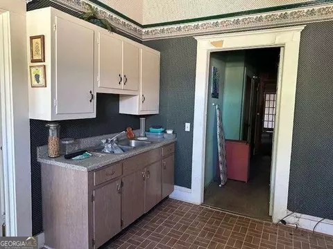 Entry Way - 130 S Washington St, Lyons, GA 30436 photo 4 of 5