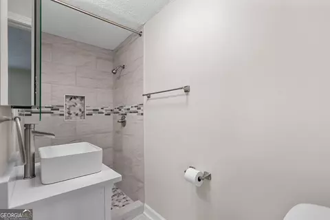 Bath - 802 Monroe St, Lagrange, GA 30240 photo 1 of 2