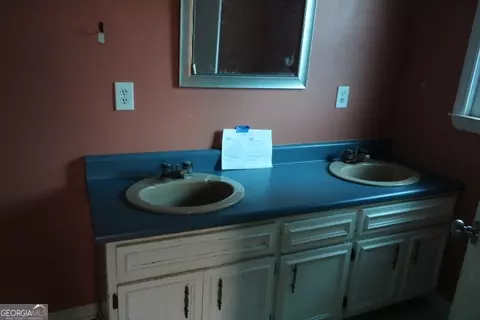 Bath - 775 Rock Mills Rd, Lagrange, GA 30240 photo 2 of 2
