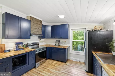 Kitchen - 315 Acre Est, Toccoa, GA 30577 photo 2 of 4