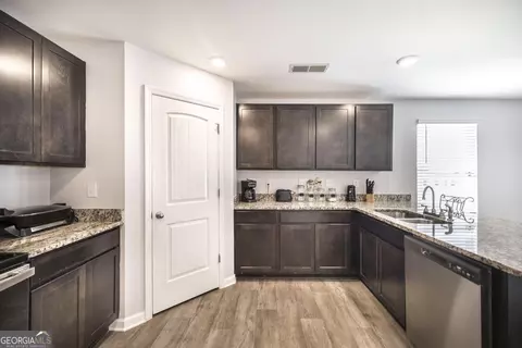 Kitchen - 102 Clarks Ct #96, Jackson, GA 30233 photo 2 of 4