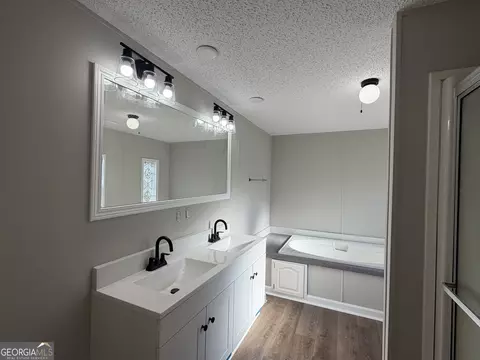 Bath - 200 Ruby Wooten Rd, Clarkesville, GA 30523 photo 1 of 2