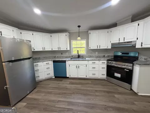 Kitchen - 200 Ruby Wooten Rd, Clarkesville, GA 30523 photo 1 of 2