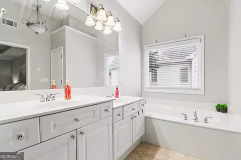 Bath - 12552 Waterside Dr, Milton, GA 30004 photo 2 of 5