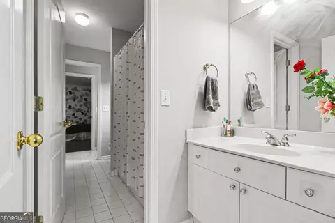 Bath - 12552 Waterside Dr, Milton, GA 30004 photo 3 of 5