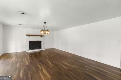 Living - 856 Colwell Rd, Jackson, GA 30233 photo 2 of 4