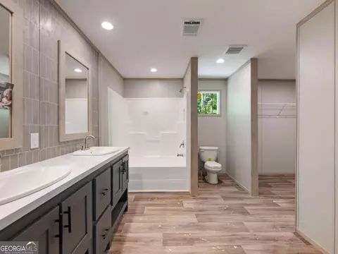 Bath - 3045 Fowler Rd, Gainesville, GA 30501 photo 1 of 4
