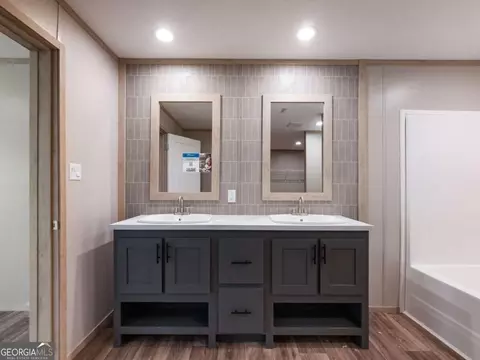 Bath - 3045 Fowler Rd, Gainesville, GA 30501 photo 2 of 4