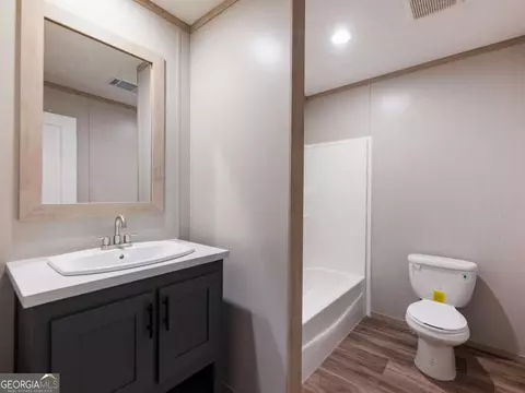 Bath - 3045 Fowler Rd, Gainesville, GA 30501 photo 3 of 4
