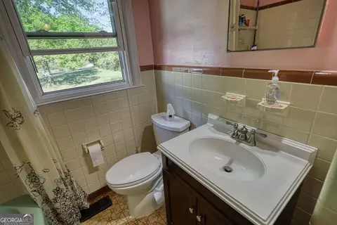 Bath - 205 Laurel St, Griffin, GA 30224 photo 2 of 3