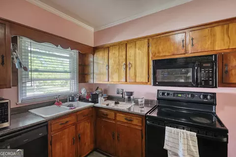 Kitchen - 205 Laurel St, Griffin, GA 30224 photo 4 of 4