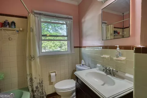 Bath - 205 Laurel St, Griffin, GA 30224 photo 1 of 3