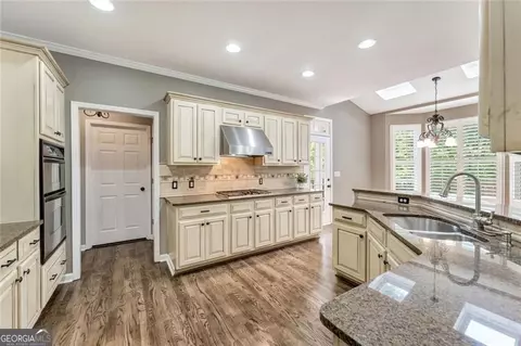 Kitchen - 175 Woodcliff Dr, Suwanee, GA 30024 photo 4 of 4