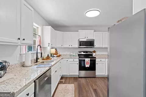Kitchen - 1596 Stark Rd, Jackson, GA 30233 photo 2 of 2