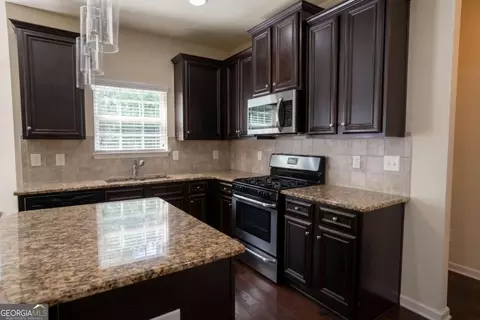 Kitchen - 7621 Bowhead Ct, Fairburn, GA 30213 photo 3 of 4
