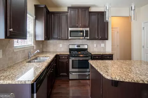 Kitchen - 7621 Bowhead Ct, Fairburn, GA 30213 photo 2 of 4