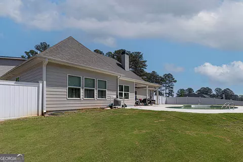 Exterior - 156 Lake Point Dr, Williamson, GA 30292 photo 3 of 6