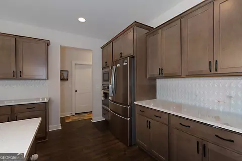 Kitchen - 156 Lake Point Dr, Williamson, GA 30292 photo 4 of 5