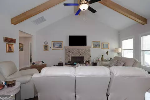 Living - 156 Lake Point Dr, Williamson, GA 30292 photo 2 of 3