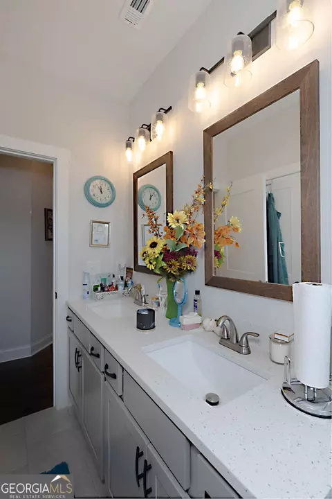 Bath - 156 Lake Point Dr, Williamson, GA 30292 photo 7 of 10