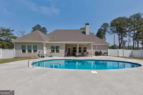 Exterior - 156 Lake Point Dr, Williamson, GA 30292 photo 2 of 6