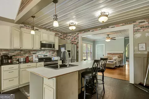 Kitchen - 198 Matbeth Rd, Barnesville, GA 30204 photo 2 of 3