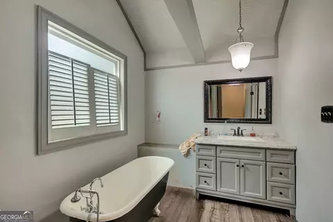 Bath - 198 Matbeth Rd, Barnesville, GA 30204 photo 3 of 4