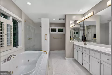 Bath - 603 Piney Woods Dr, Lagrange, GA 30240 photo 2 of 7
