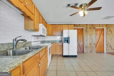 Kitchen - 260 Arrow Point Rd, Jackson, GA 30233 photo 4 of 7