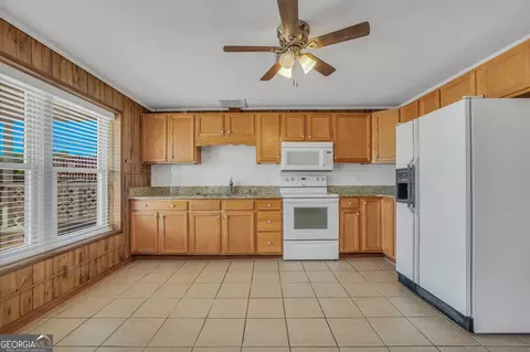 Kitchen - 260 Arrow Point Rd, Jackson, GA 30233 photo 6 of 7