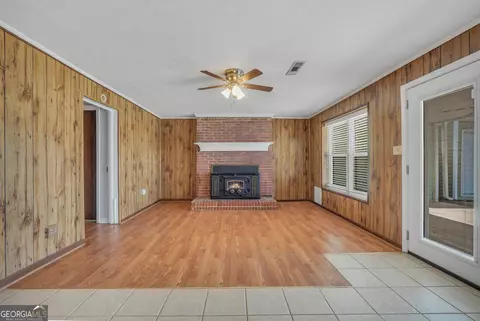 Living - 260 Arrow Point Rd, Jackson, GA 30233 photo 5 of 8