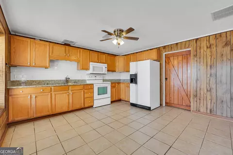 Kitchen - 260 Arrow Point Rd, Jackson, GA 30233 photo 5 of 7
