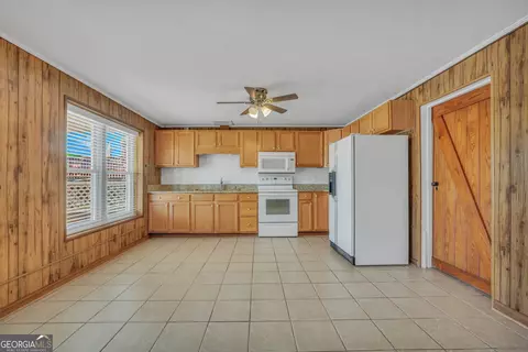 Kitchen - 260 Arrow Point Rd, Jackson, GA 30233 photo 7 of 7