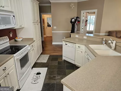 Kitchen - 176 Turner Ln, Dudley, GA 31022 photo 3 of 4