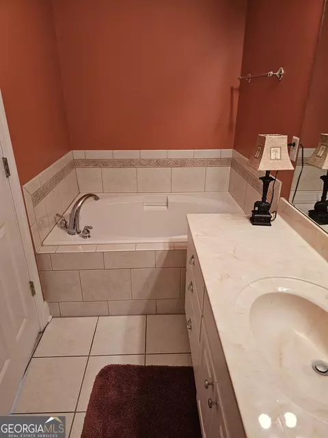 Bath - 176 Turner Ln, Dudley, GA 31022 photo 2 of 4