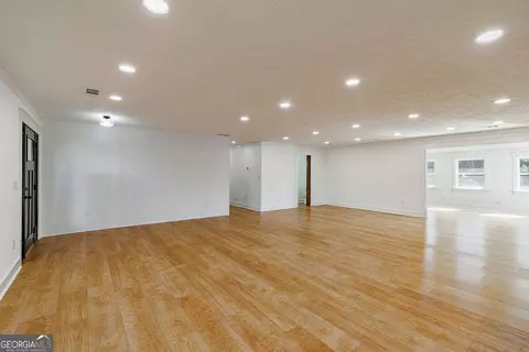 Living - 1410 Old Bishop Rd, Bishop, GA 30621 photo 5 of 7