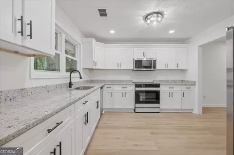 Kitchen - 45 E Center Rd SE, Rome, GA 30161 photo 2 of 3