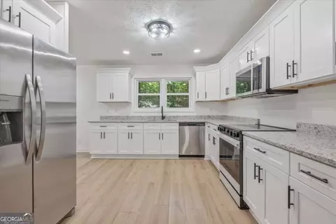 Kitchen - 45 E Center Rd SE, Rome, GA 30161 photo 1 of 3