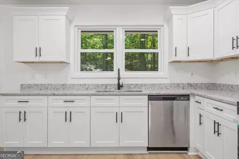 Kitchen - 45 E Center Rd SE, Rome, GA 30161 photo 3 of 3