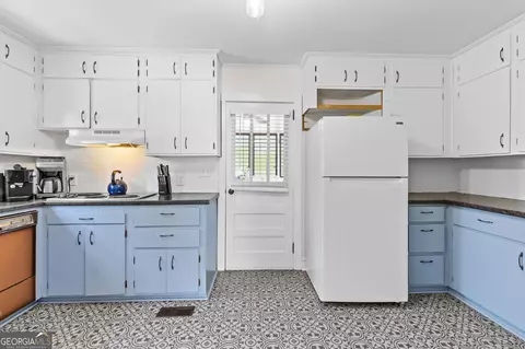 Kitchen - 606 Rose Ln, Toccoa, GA 30577 photo 2 of 2