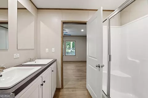 Bath - 466 Cherry Cir, Cornelia, GA 30531 photo 2 of 3