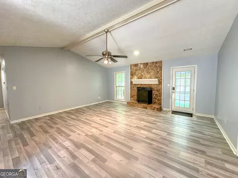 Living - 112 Greenbriar Trl, Lagrange, GA 30241 photo 3 of 3