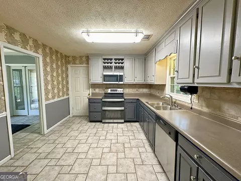 Kitchen - 112 Greenbriar Trl, Lagrange, GA 30241 photo 2 of 2