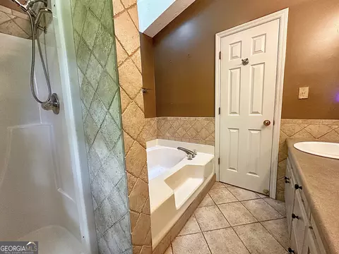Bath - 112 Greenbriar Trl, Lagrange, GA 30241 photo 2 of 5