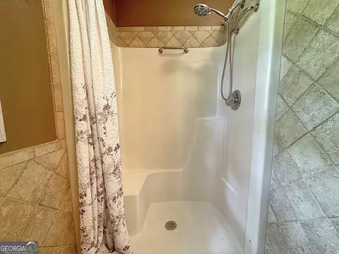 Bath - 112 Greenbriar Trl, Lagrange, GA 30241 photo 3 of 5