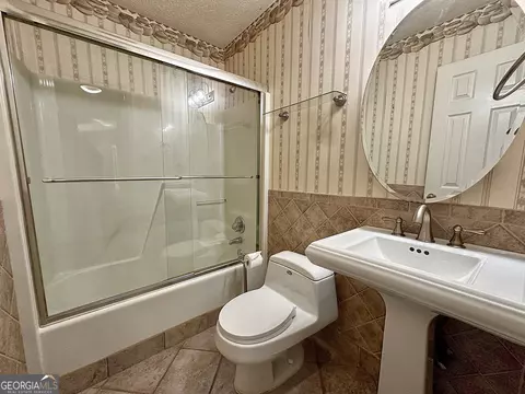 Bath - 112 Greenbriar Trl, Lagrange, GA 30241 photo 4 of 5