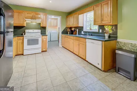 Kitchen - 1295 Cornish Mountain Rd, Covington, GA 30014 photo 2 of 3