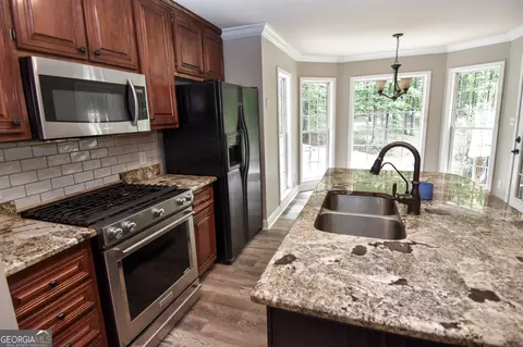 Kitchen - 215 Trails End, Williamson, GA 30292 photo 7 of 8