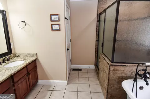 Bath - 215 Trails End, Williamson, GA 30292 photo 3 of 11