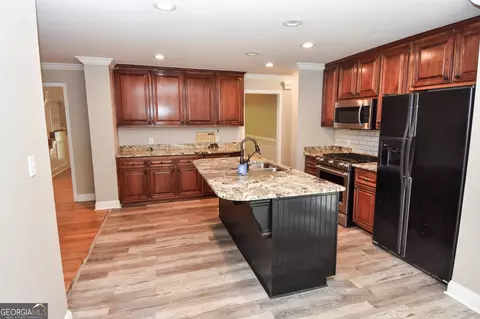 Kitchen - 215 Trails End, Williamson, GA 30292 photo 3 of 8